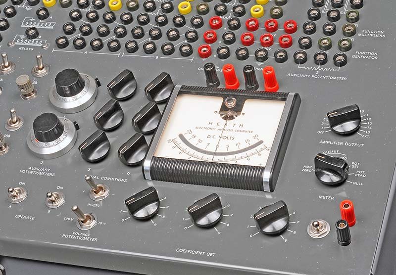 Figure 4 — ES-400 front panel centre section: DC milliammeter, AMPLIFIER OUTPUT switch, METER mode switch, BALANCE controls, coefficient SET controls, and key jacks