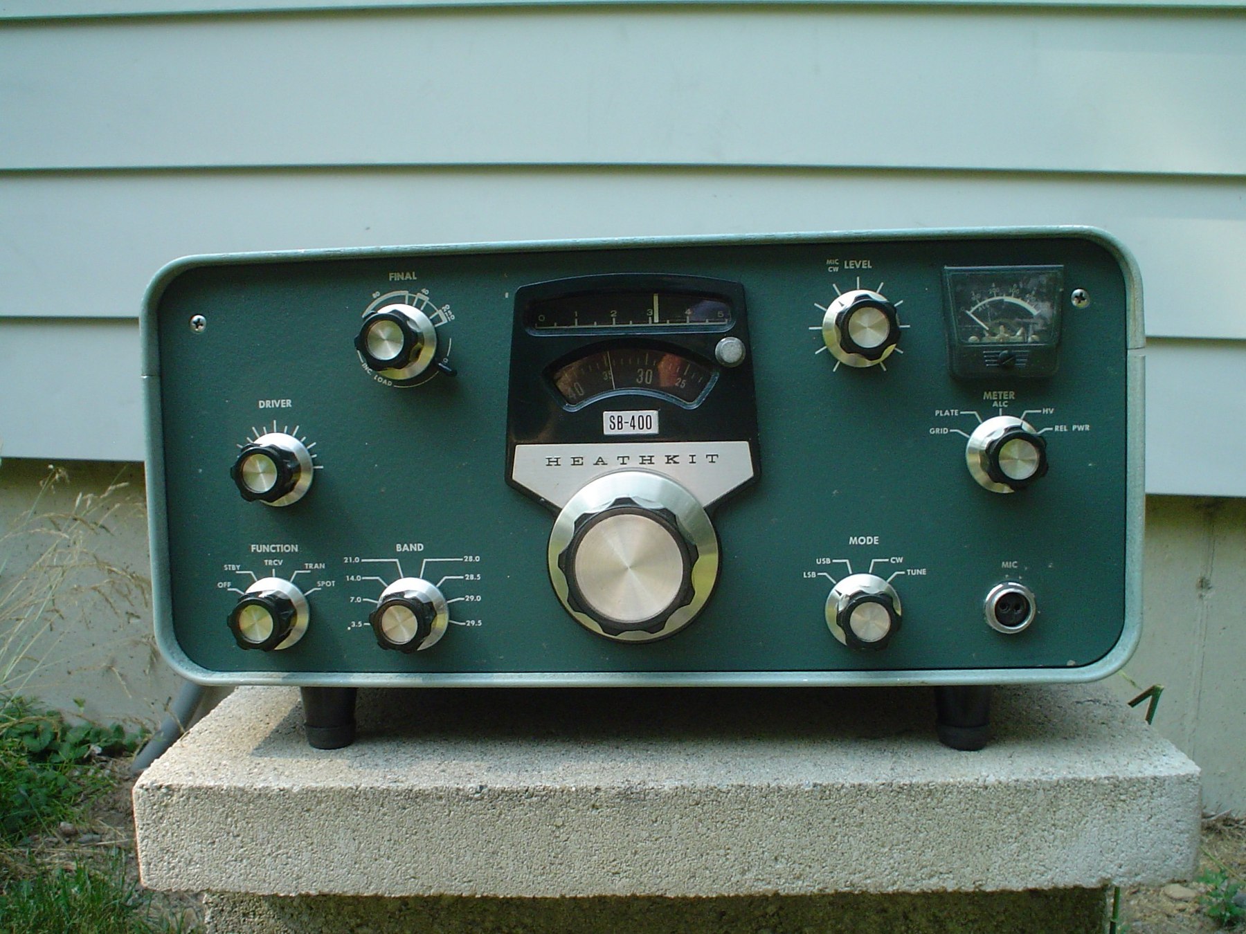Figure 7 — The SB-400 from the same station. Its front panel is almost identical to the SB-401's. The later model's giveaway is the FREQ CONTROL switch concentric with the MIC/CW LEVEL knob. On the SB-400, ch…